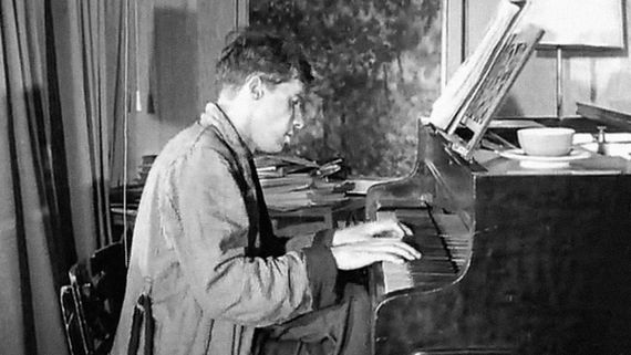 Glenn Gould playing piano