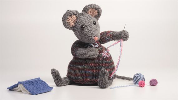 a knitted mouse sewing itself up